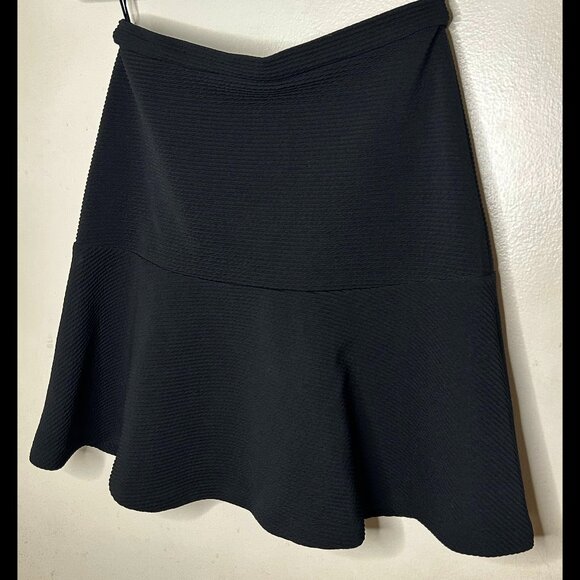 CALVIN KLEIN Elegant Flowy Black Skirt Textured Zippered Size 2 - Picture 1 of 5